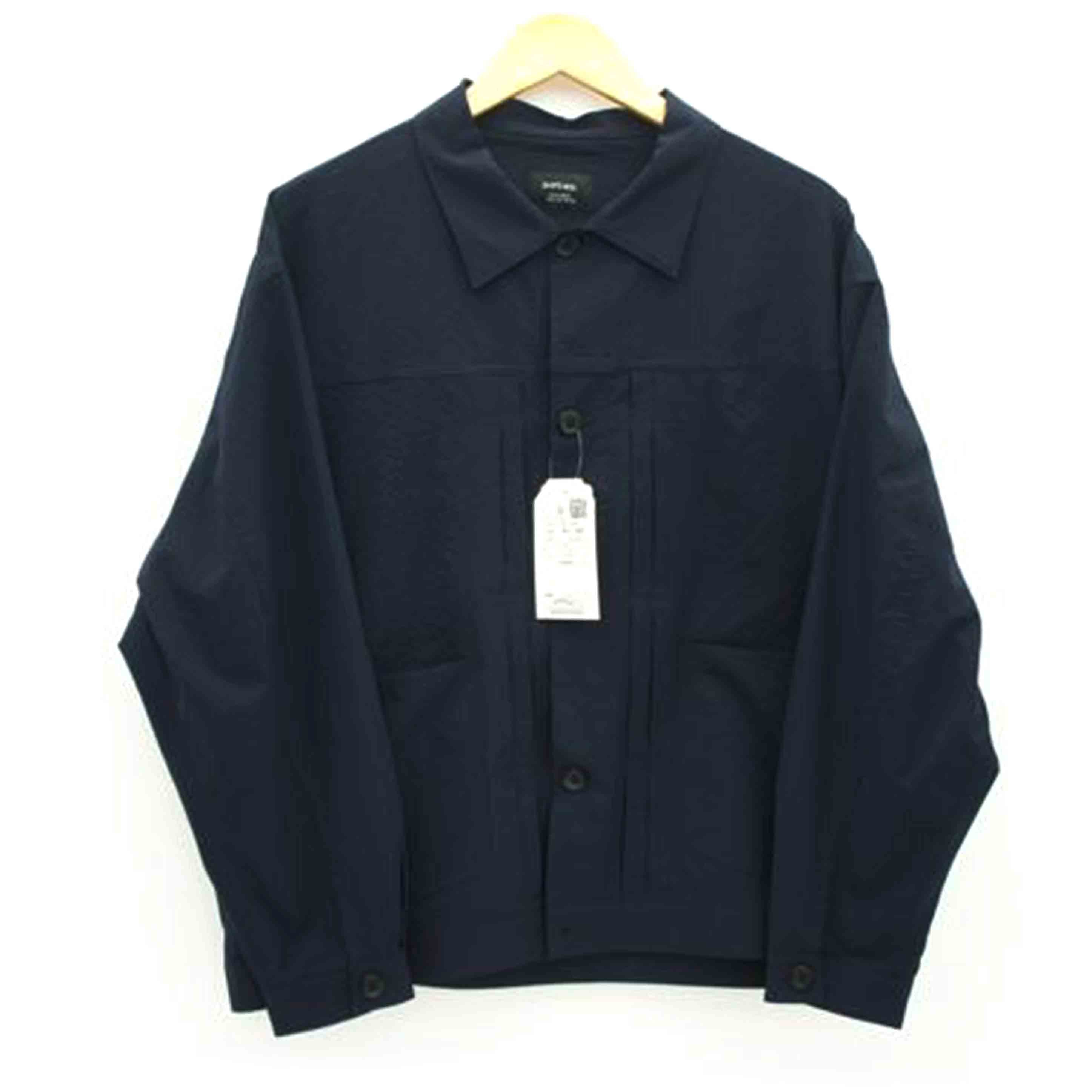 着まわしがきく黒シャツ、アクセントになるベルト…服のプロ