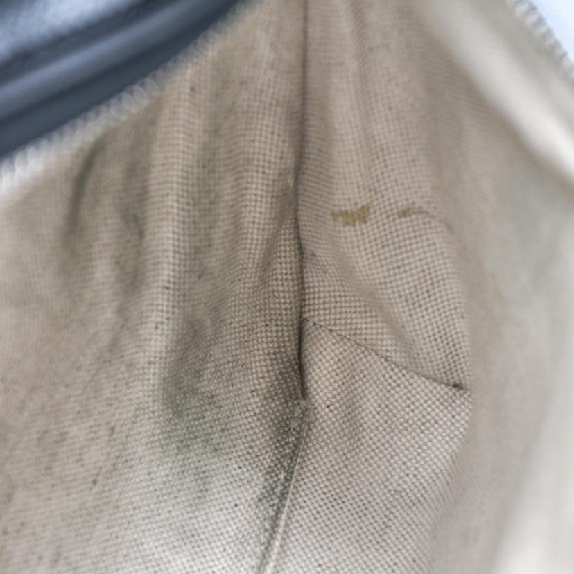 GUCCI グッチ/GGエンボスレザーボディバック/645093//525***/ABランク/75