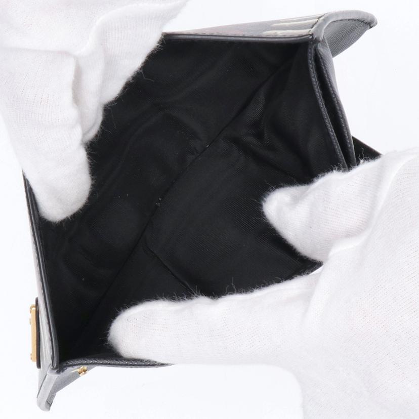 PRADA プラダ/二つ折り財布 サフィアーノ リップスティック柄 /ブラック//ABランク/01