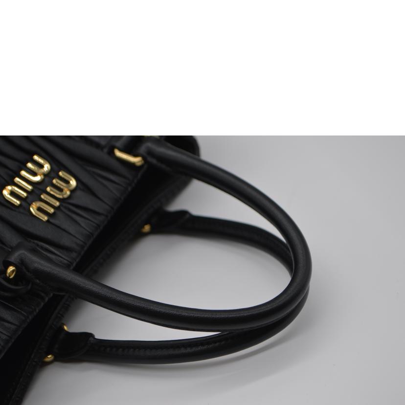 miu miu ミュウミュウ/マテラッセスモール2wayレザーハンド/ノワール/5BA258//SAランク/89