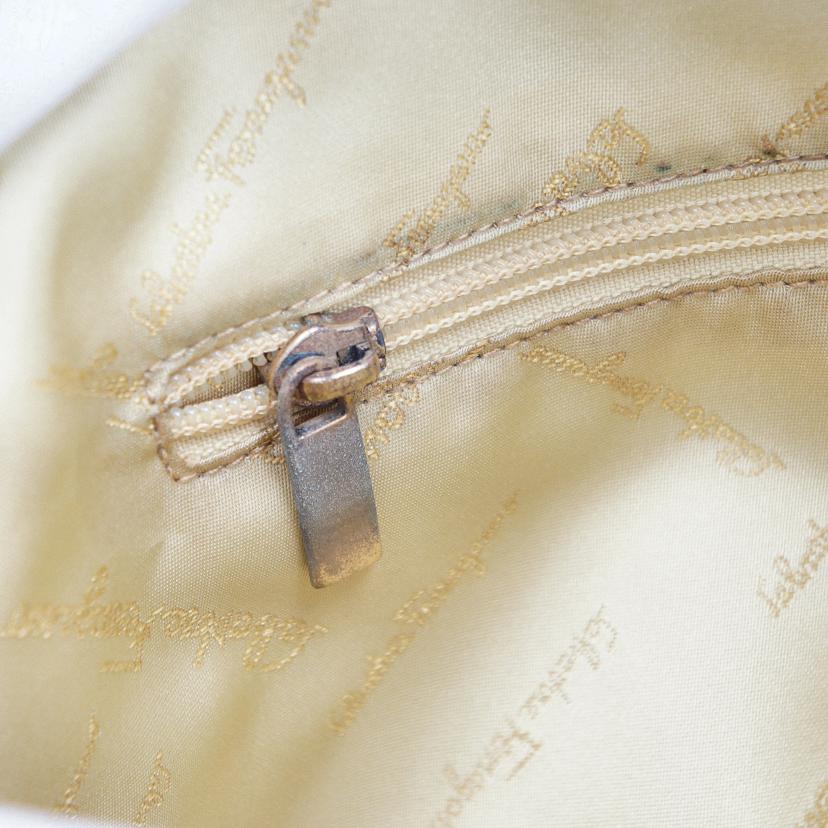 Ferragamo フェラガモ Ferragamo ガンチーニトート ホワイト カーフレザー レディース /ガンチーニトート/ホワイト/21-7306 //Bランク/37