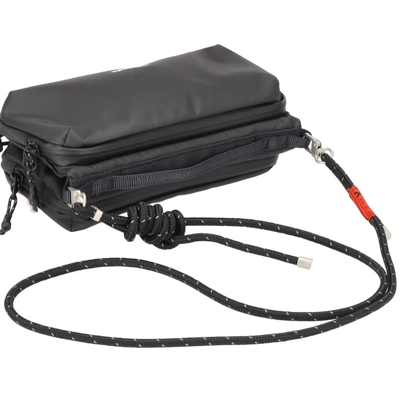 ショルダーバッグ topologie ブラック｜トポロジー Large Bottle Sacoche Large ボトルサコッシュ ラージ【バッグ単体