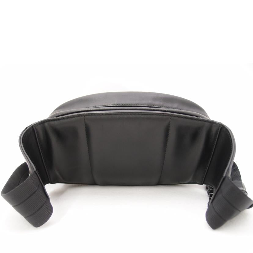 ＢＯＴＴＥＧＡ　ＶＥＮＥＴＡ ボッテガヴェネタ　黒　ウエストポーチ　ワンショルダーバック　レザー　メンズ　レディース/イントレチャートウエストバック／ブラック//Aランク/69