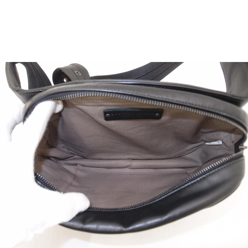 ＢＯＴＴＥＧＡ　ＶＥＮＥＴＡ ボッテガヴェネタ　黒　ウエストポーチ　ワンショルダーバック　レザー　メンズ　レディース/イントレチャートウエストバック／ブラック//Aランク/69