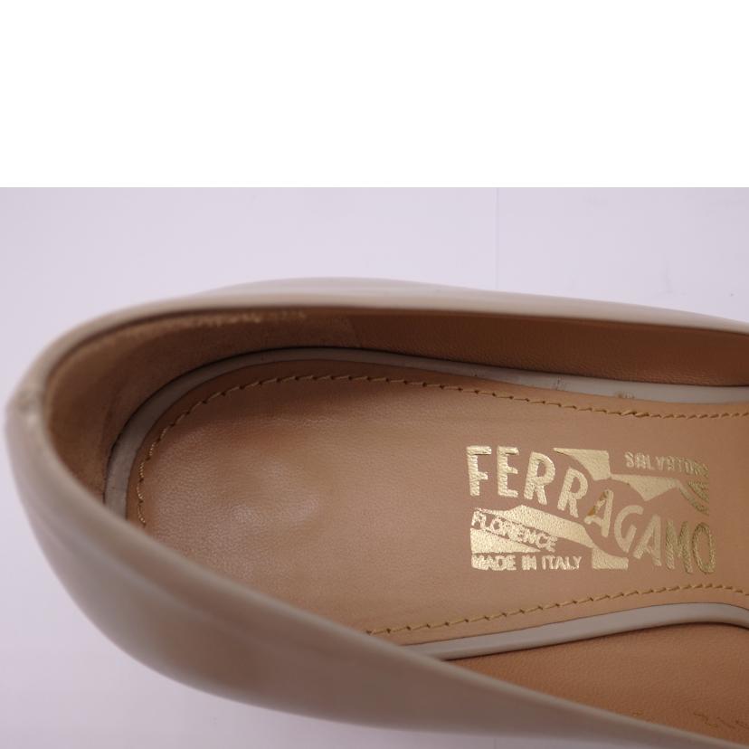 Ｓ．Ｆｅｒｒａｇａｍｏ ｻﾙﾊﾞﾄｰﾚﾌｪﾗｶﾞﾓ/アヴェラ／カーフレザー・アイボリー/0539107//ABランク/02
