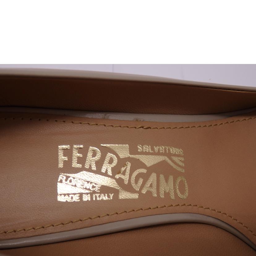Ｓ．Ｆｅｒｒａｇａｍｏ ｻﾙﾊﾞﾄｰﾚﾌｪﾗｶﾞﾓ/アヴェラ／カーフレザー・アイボリー/0539107//ABランク/02