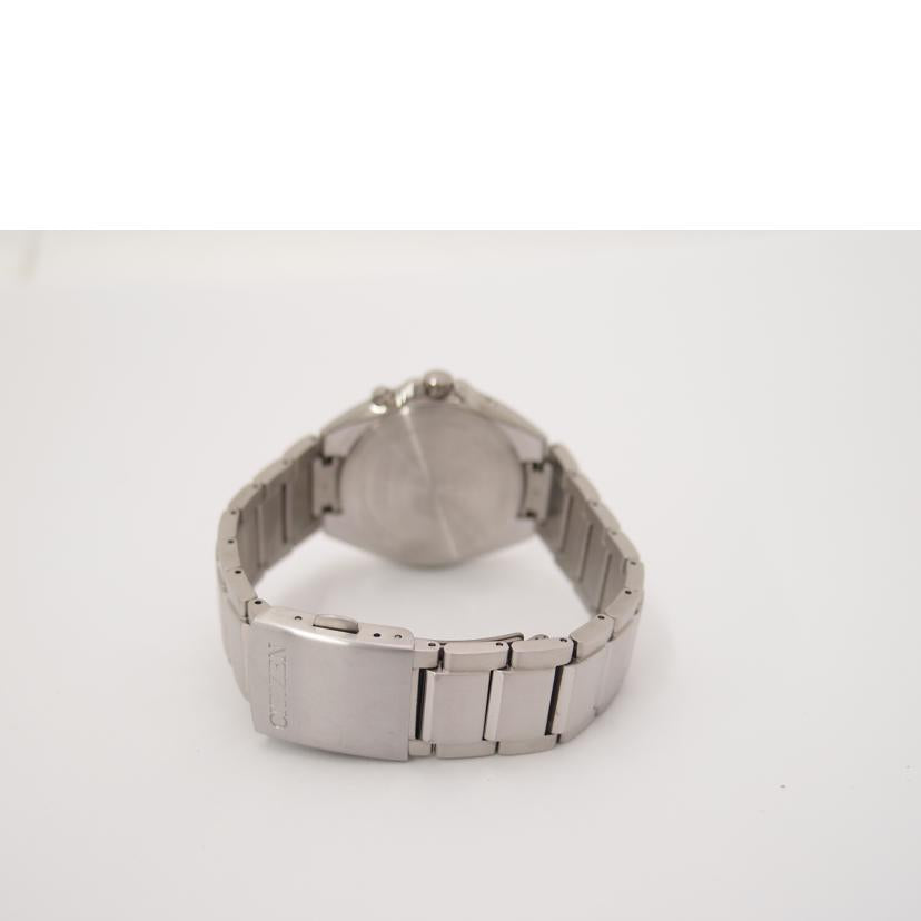 ＣＩＴＩＺＥＮ シチズン　腕時計　メンズ　白文字盤　ゴールドインデックス　チタンベルト　H100-R014242　ATTESA/アテッサ／Ｅｃｏ－Ｄｒｉｖｅ／電波時計/AT6074-56A//152030762/ABランク/69