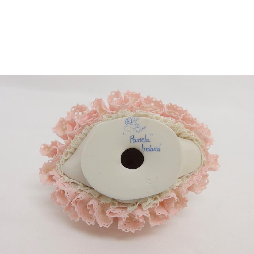 アイリッシュドレスデンの花を持つレースドールGrace（白薔薇）