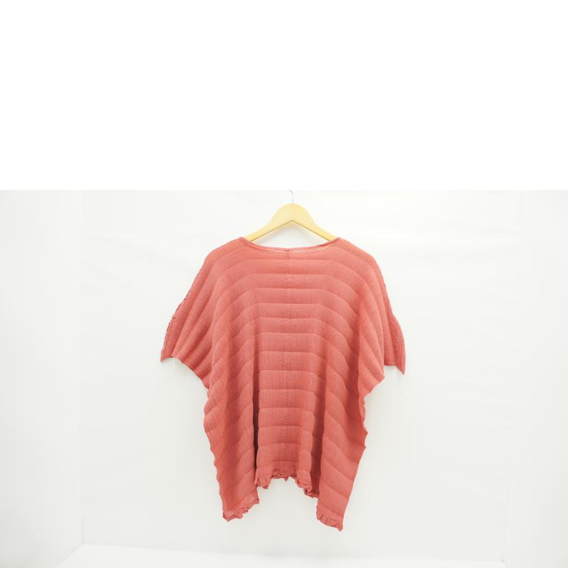 ISSEY MIYAKE ピンク スエード調 プリーツ カットソー アイテムのご紹介「STRETCH PLEATS 4」 – isseymiyake.com