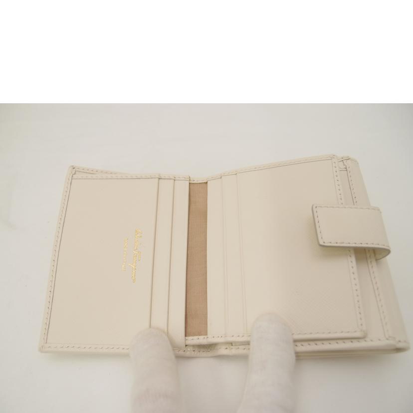 Ｆｅｒｒａｇａｍｏ フェラガモ　白　Wホック　レディース/ガンチーニコンパクト財布／ホワイト/227122//SAランク/69